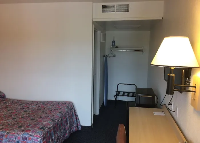 Travelodge By Wyndham Raton