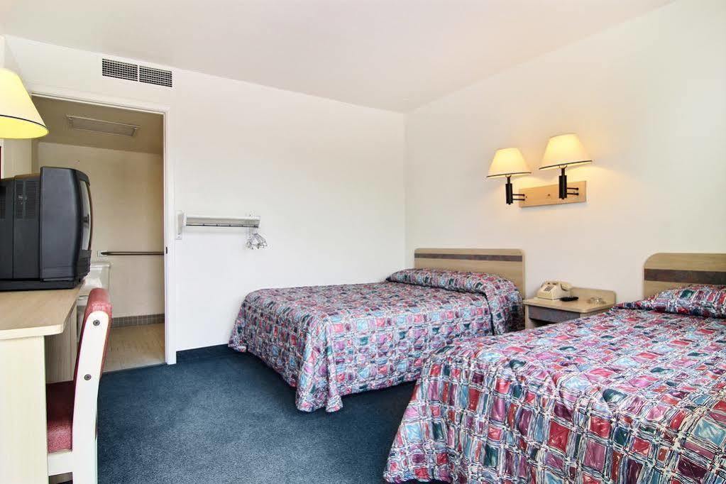 Travelodge By Wyndham 2* Raton