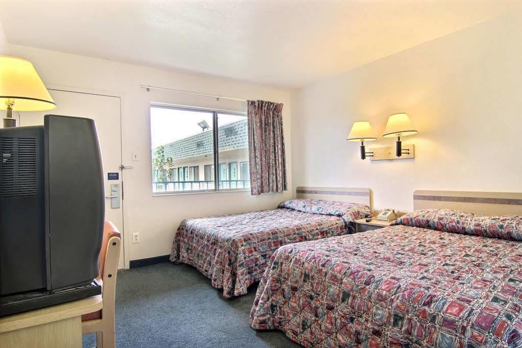 Travelodge By Wyndham 2* Raton