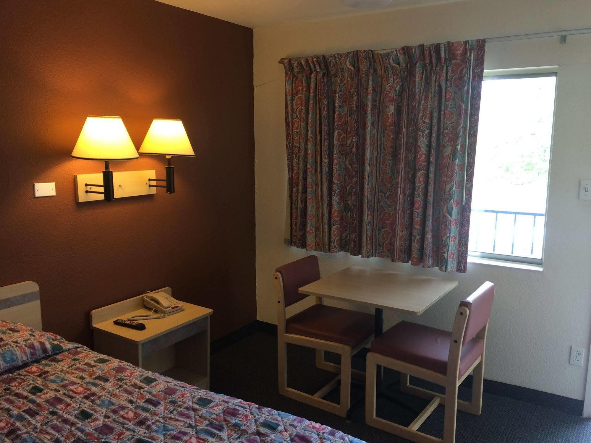 Travelodge By Wyndham Hotel Raton